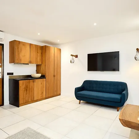 Alma Apartment *
